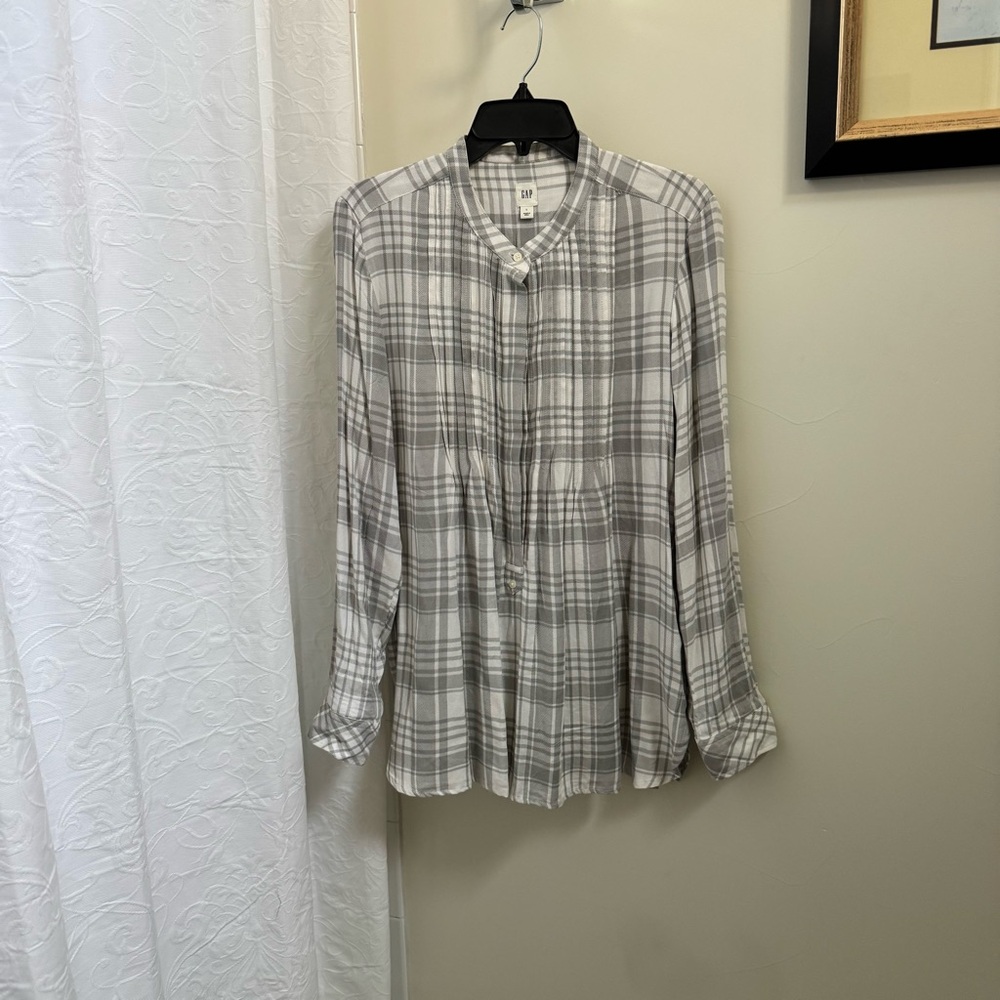 GAP Gray Plaid Button Down Shirt
